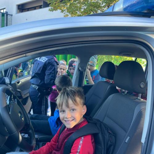 Kind sitzt in Polizeiauto