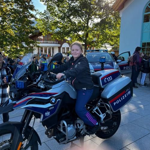 Mädchen auf Polizeimotorrad