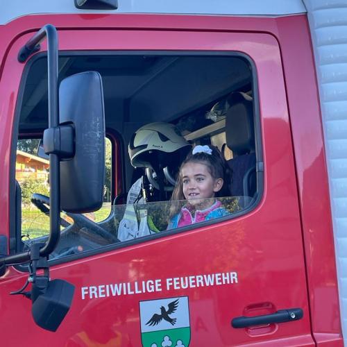Mädchen sitzt in einem Feuerwehrauto