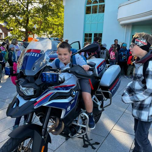 Schüler auf Polizeimotorrad