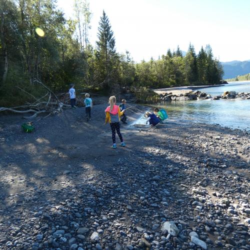 Kinder spielen am Ufer des Lechs im Sand