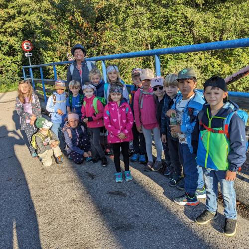 Klassenfoto auf einer Brücke mit blauem Geländer