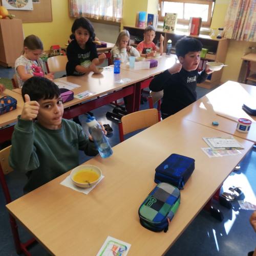 Blick auf Kinder in der Klasse beim Essen von Kürbissuppe