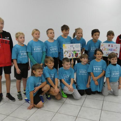 Gruppenfoto der 3b mit den2  Betreuerschülern der Mittelschule