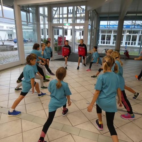 Die Kinder der 3b beim Aufwärmen mit ihren Betreuerschülern