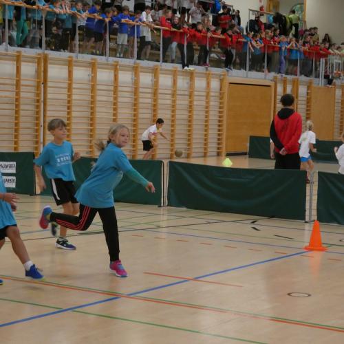 4 Kinder der 3b mitten in einem Match - der Ball fleigt ....