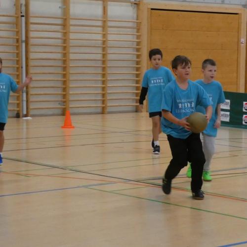 Kinder der 3b mitten in einem Spiel