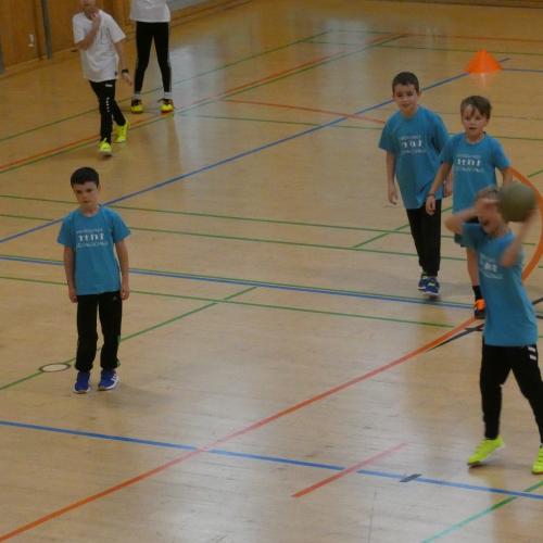 6 Kinder im SPielfeld, eines wirft gerade den Ball