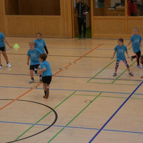 7 Kinder in Action am Spielfeld