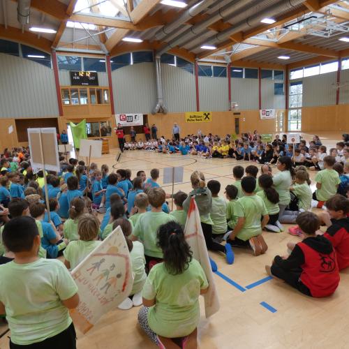 ALle 270 teilnehmenden Schüler sitzen  kurz vor der Preisverteilung am Turnsaalboden