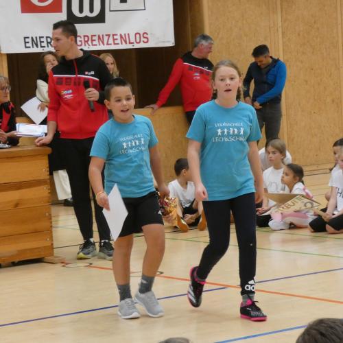 2 Kinder der 4. Klasse holen die Urkunden ab.