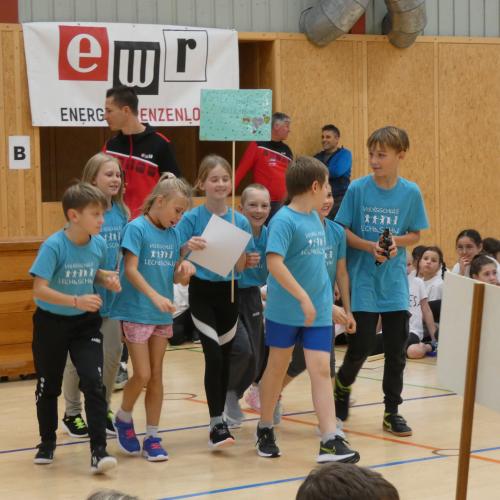 Kinder der 4. Klasse beim Abholen der Urkunden