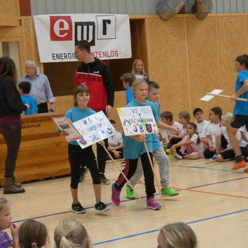 2 Kinder der 3b beim Abholen der Urkunden
