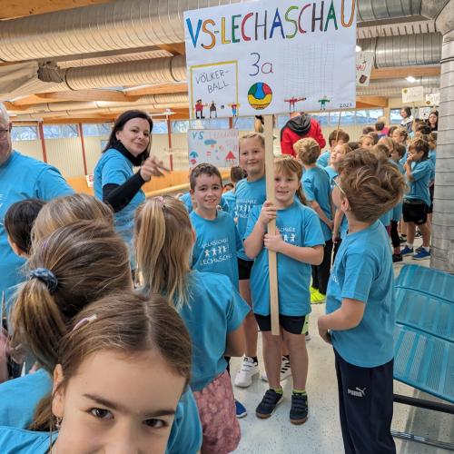 SchülerInnen beim Aufstellen zum EInzug in den Turnsaal