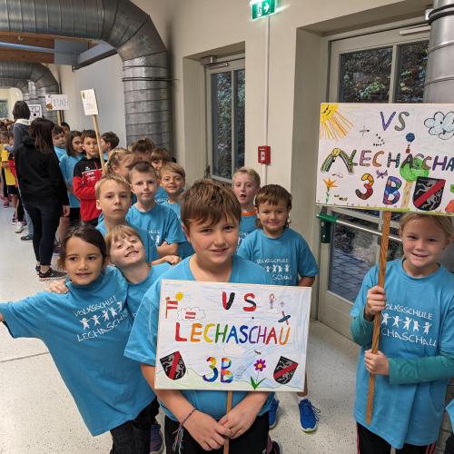 SchülerInnen der 3b beim AUfsellen zum EInzug in den Turnsaal