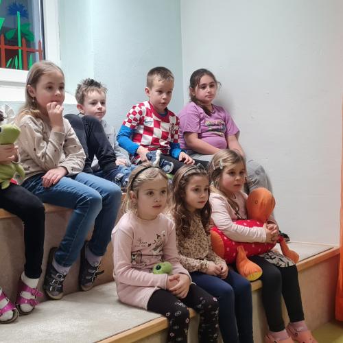 Kinder beim Vorlesen
