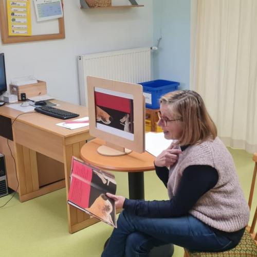 Brigitte liest uns ein Bilderbuchkino vor.