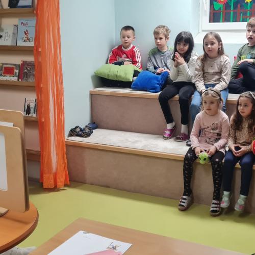 Kinder lauschen einem Bilderbuchkino