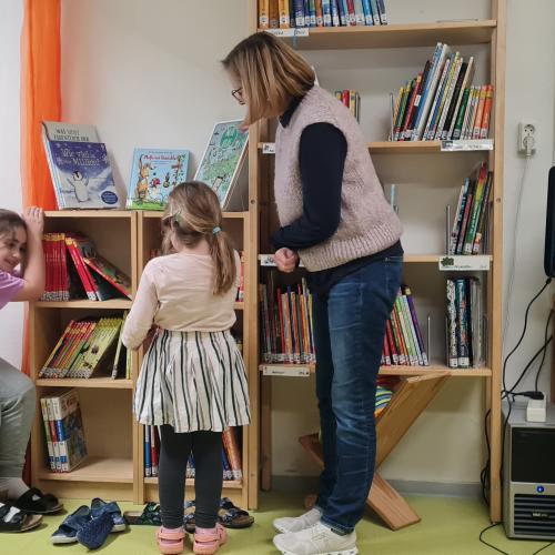 Kinder suchen Bücher