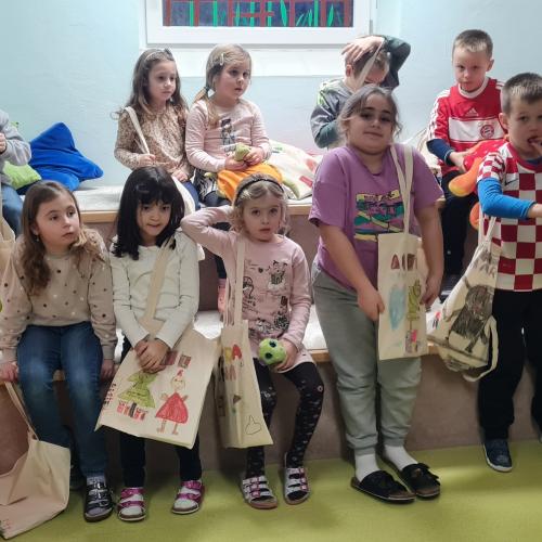 Kinder mit ihren Büchertaschen