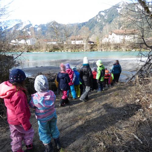 Kinder am Weg zum LEch, im Hintergrund der Lech