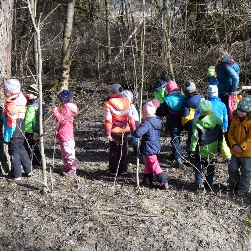 Kindergruppe wandert durch den AUwald am Lech
