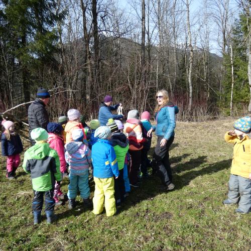 Alle Kinder der Klasse beim Spielen von Katz und Maus vor einer Hütte