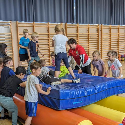Kinder gruppe auf einem mit Luftwürsten  und dicken Matten gebautem Floß