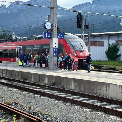 BAhnhof Reutte - Die Kinder steigen in den Zug nach Innsbruck