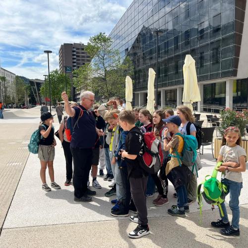 Klasse steht bei strahlendem Sonnenschein am Landhausplatz