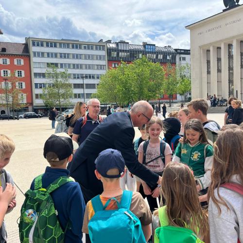 Kinder stehen am Landhausplatz um Landeshauptmann Anton Mattle