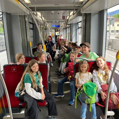 Kinder sitzen in der Straßenbahn