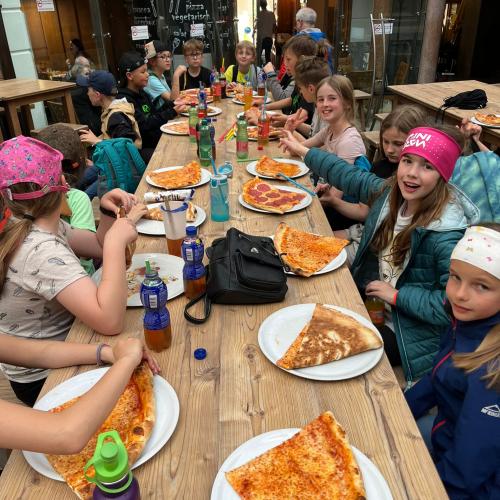Lange Tafel  -Kinder essen Pizza