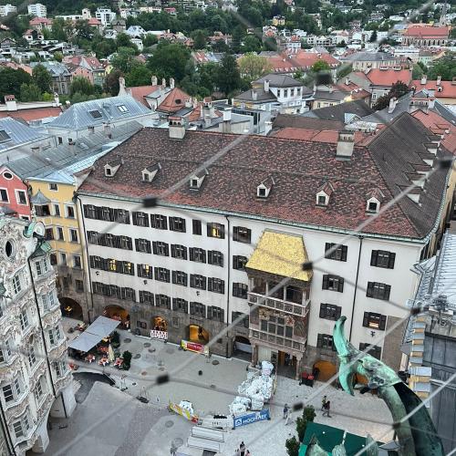 Blick vom Stadtturm aufs Goldene Dachl