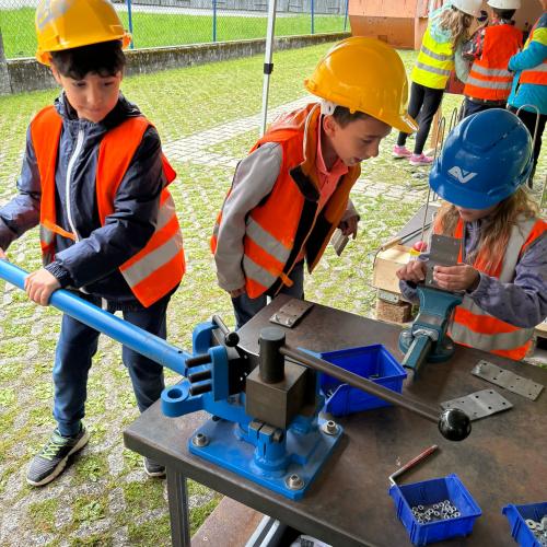 3 Kinder bei Versuchen mit Eisen - Klemmen, Schraubstock, Schrauben und Muttern...