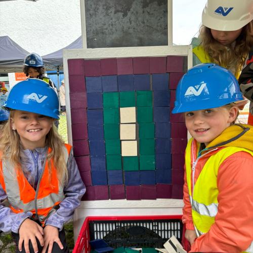 3 Kinder versuchten sich an Parkettierungen