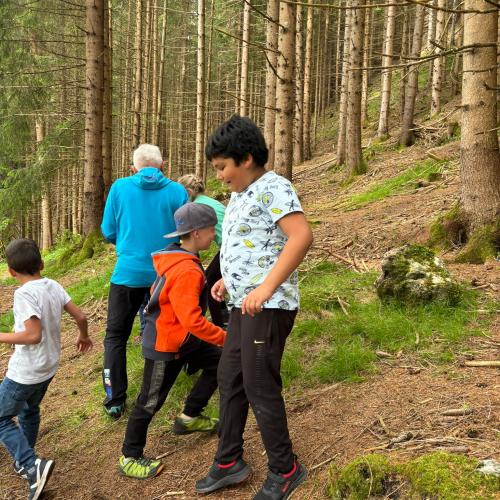 Naturpädagoge beim Spielen mit den Kindern im Wald