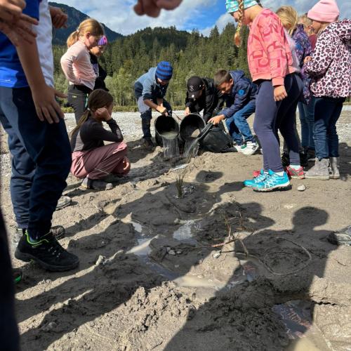 Eine andere Kindergruppe präsentiert ihren nachgebauten WIldfluss