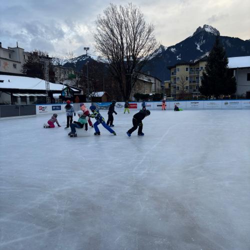 Kinder am Eisplatz