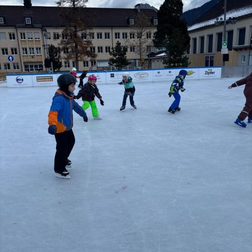 Kinder am EIslaufplatz vor dem Gebäude der Mittelschule Untermarkt