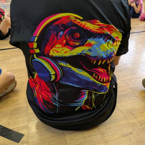 die Rückseite eines T-Shirts - ein großer Dinosaureier