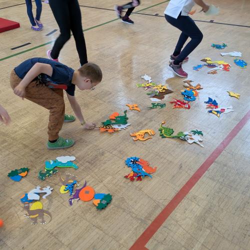 Einige Kinder suchen Teile für die Dinoweltk die sie zusammenbauen sollen
