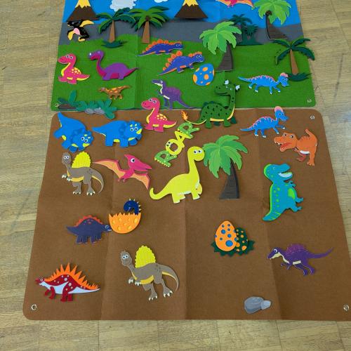 Ein von den Kinder zusammengelegtes Bild der Dinowelt mti Vulkannen, Dinos, Pflanzen Dinoeiern usw.