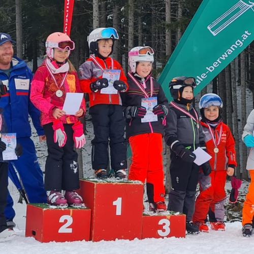 Eie Gruppe Kinder steht auf und um das Siegerpodest bei der Preisverteilung