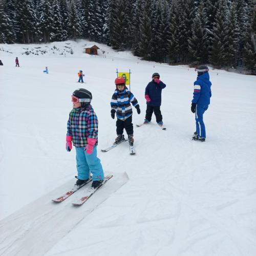 4 Kinder der ANfängergruppe fahren hintereinander 