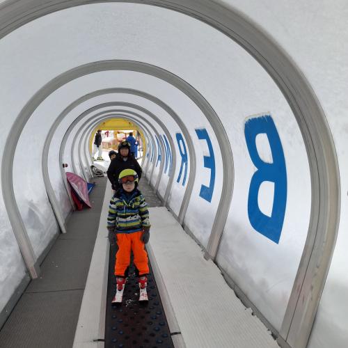 Ein Kind am Zauberteppich im Kinderland der Schischile Berwang