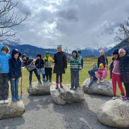 Gruppenfoto: Die KInder stehen auf Steinen vor der Ottilienkapelle - der Himmel im Hintergrund ist grau, ein bisschen scheint die SOnne durch