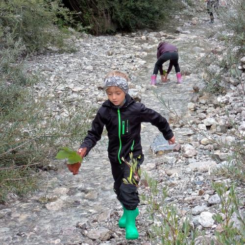 2 Kinder laufen dur das Bachbett des Leimbaches