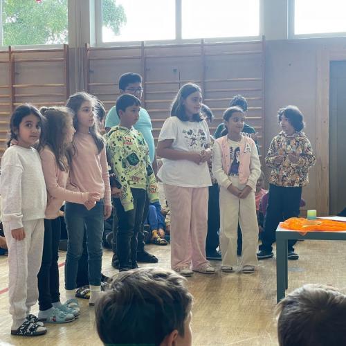 alle muslimischen Kinder unserer Schule stehen in der Mitte des Kreises und sprechen gemeinsam ein Gebet.