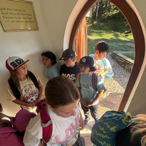 Einige Kinder stehen im Eingangsbereich der Kapelle